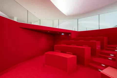 Un amphithéâtre avec absorbant acoustique